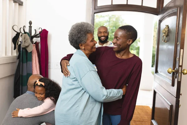 一个快乐的多代非洲裔美国家庭走进家门互相欢迎的形象 大家庭 共同度过美好时光的概念 — 图库照片
