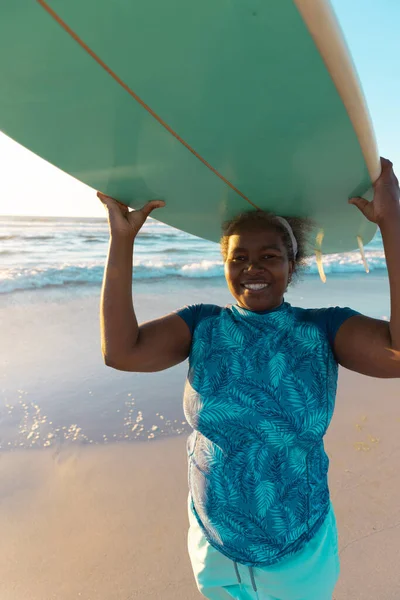 Mutlu Afro Amerikan Son Sınıf Öğrencisi Kadın Gün Batımında Sahilde — Stok fotoğraf