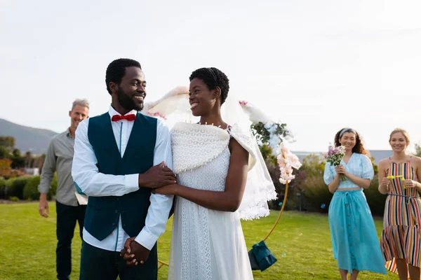 Szczęśliwa Afrykańska Para Trzymająca Się Ręce Podczas Ślubu Dzień Ślubu — Zdjęcie stockowe