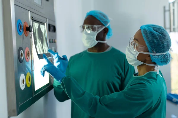 Dos Cirujanos Diversos Estudiando Rayos Lightbox Quirófano Servicios Hospitalarios Médicos —  Fotos de Stock
