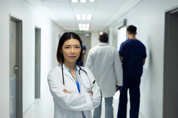Retrato Sorrir Asiático Médico Feminino Ocupado Corredor Hospital Espaço Cópia — Fotografia de Stock