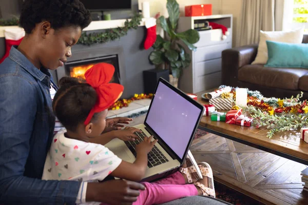 Africká Americká Matka Dcera Sedí Pohovce Používají Notebook Vánoce Rodinný — Stock fotografie