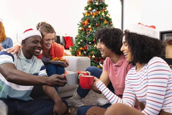 Boldog Változatos Barátok Télapó Sapkával Akik Kávét Isznak Karácsonykor Karácsony — Stock Fotó