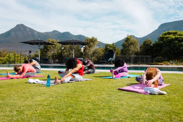 Çeşitli Arkadaşlar Yoga Yapıyor Bahçede Esneme Hareketleri Yapıyor Sağlık Kutlama — Stok fotoğraf