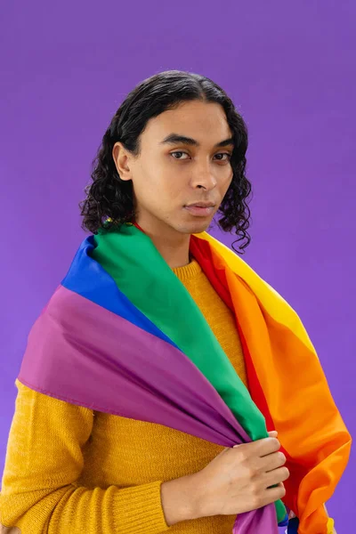 以紫色背景为背景 拿着Lgbt彩虹旗的快乐的桦树人的画像 Lgbt Pride Concept — 图库照片