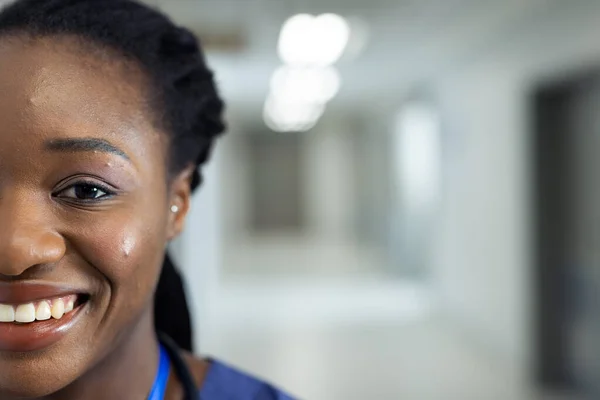 Hälften Ansikte Porträtt Leende Afrikansk Amerikansk Kvinnlig Läkare Sjukhuskorridoren Kopiera — Stockfoto