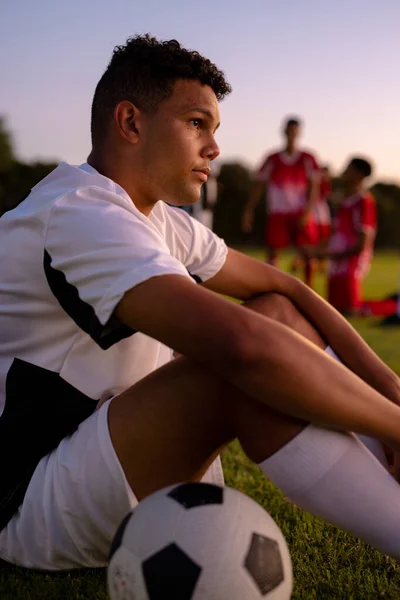 Vista Lateral Pensativo Jogador Masculino Caucasiano Triste Olhando Para Lado — Fotografia de Stock