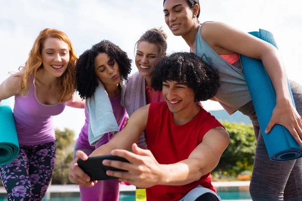 Diverse Freunde Nutzen Smartphone Und Halten Yogamatten Garten Gesundheit Feiern — Stockfoto
