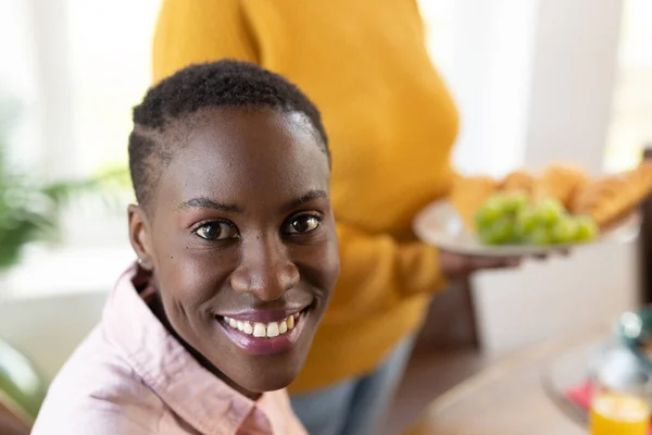 Imagen Feliz Mujer Afroamericana Sonriendo Cámara Estilo Vida Hornear Pasar — Foto de Stock