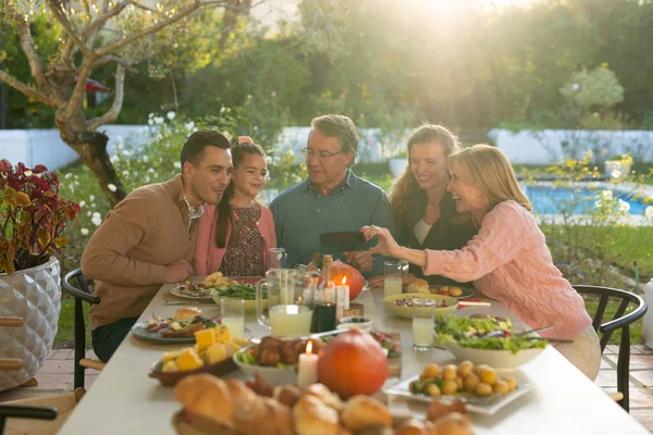 Afbeelding Van Multi Generatie Kaukasische Familie Nemen Selfie Outdoor Diner — Stockfoto