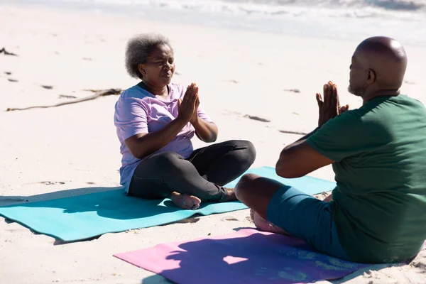 Pareja Mayor Afroamericana Meditando Oración Posan Colchonetas Yoga Playa Durante —  Fotos de Stock