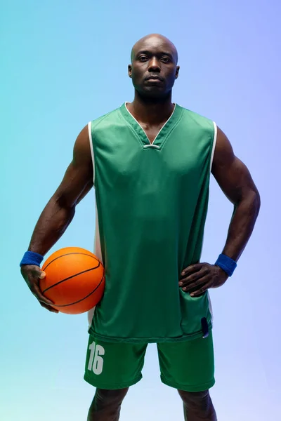Kép Afro Amerikai Kosárlabda Játékos Kosárlabda Zöld Kék Háttér Sport — Stock Fotó