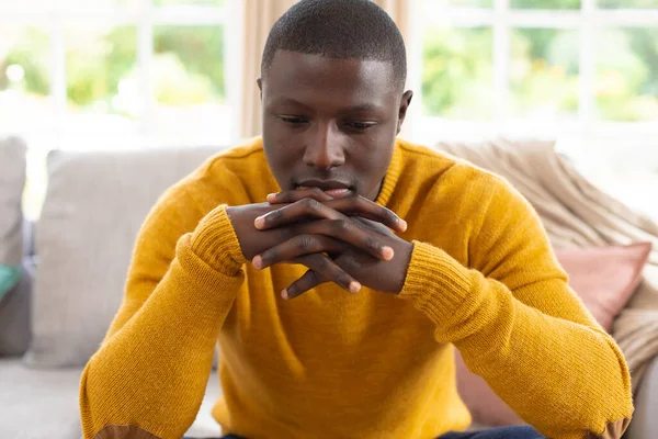 Réfléchi Homme Afro Américain Assis Canapé Maison Regardant Vers Bas — Photo