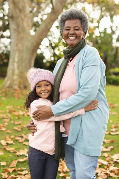 Imagem Vertical Feliz Avó Neta Afro Americana Abraçando Jardim Família — Fotografia de Stock
