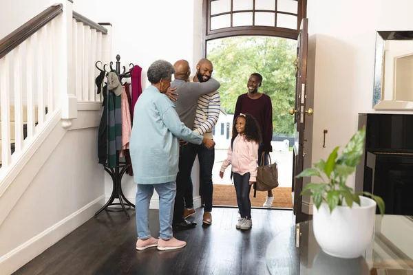 一个快乐的多代非洲裔美国家庭走进家门互相欢迎的形象 大家庭 共同度过美好时光的概念 — 图库照片