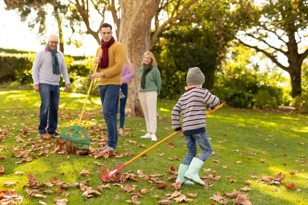 Imagem Família Feliz Caucasiano Multi Geração Passando Folhas Jardim Outono — Fotografia de Stock