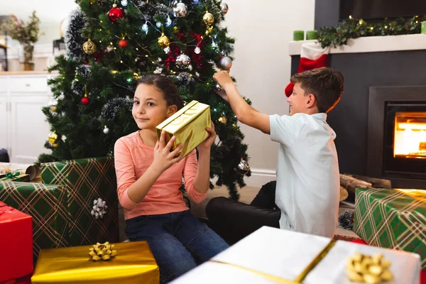 白人の兄弟は一緒に時間を過ごし クリスマスの贈り物をアンパックします クリスマス 家族の時間とお祝いの概念 — ストック写真