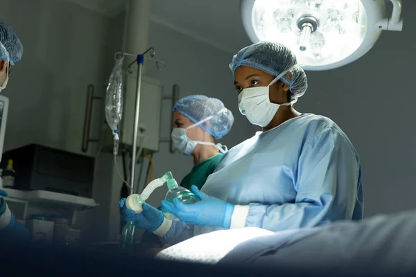 Duas Diferentes Técnicas Cirúrgicas Femininas Preparam Equipamentos Sala Operações Durante — Fotografia de Stock