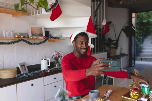 Glücklicher Afrikanisch Amerikanischer Mann Mit Weihnachtsmütze Der Sein Smartphone Für — Stockfoto