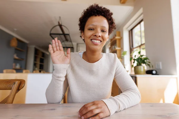 Szczęśliwa Afroamerykanka Która Wideo Rozmowę Spędzanie Czasu Domu Domu Stylu — Zdjęcie stockowe
