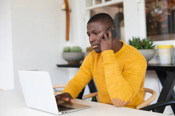 Afrykański Amerykanin Używający Laptopa Domu Rozmawiający Smartfonie Integracja Społeczna Życie — Zdjęcie stockowe