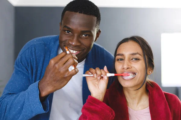 Casal Diverso Feliz Escovar Dentes Banheiro Olhando Para Câmera Sorrindo — Fotografia de Stock