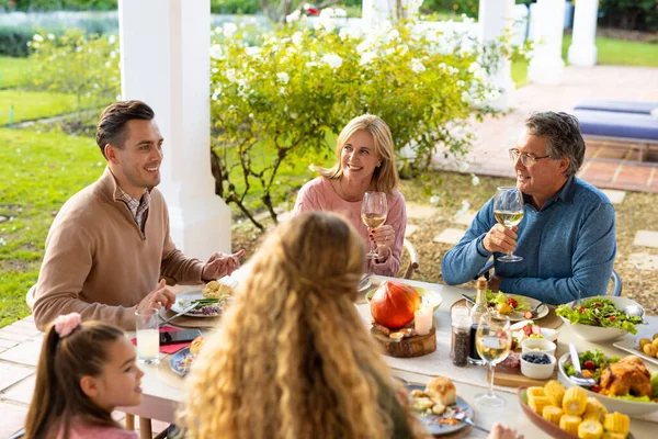 多代高加索家庭在户外吃晚餐的图像 家庭与共同度过美好时光的概念 — 图库照片