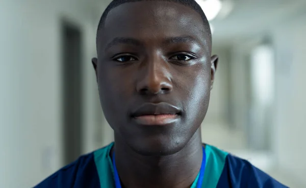 Afrikai Amerikai Férfi Egészségügyi Dolgozó Portréja Kórház Folyosóján Másolja Helyet — Stock Fotó