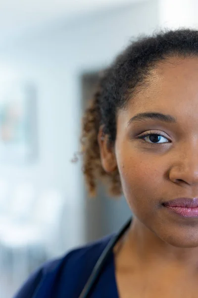 Vertikala Hälften Ansikte Porträtt Afrikansk Amerikansk Kvinnlig Läkare Sjukhuskorridoren Med — Stockfoto