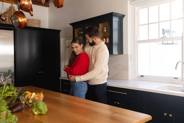 Mutfakta Gülümseyen Kucaklaşan Mutlu Beyaz Çift Hayatı Boş Zaman Romantizm — Stok fotoğraf