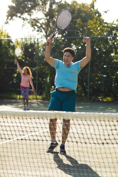 Casal Biracial Sorridente Jogando Tênis Torcendo Campo Ténis Livre Ensolarado — Fotografia de Stock
