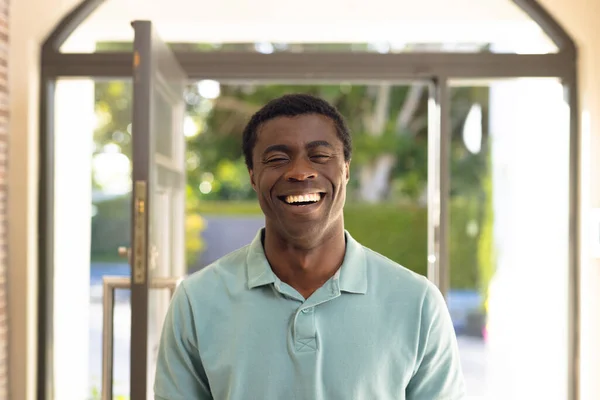 Portrait Happy African American Man Looking Camera Smiling Spending Quality — Stock Photo, Image