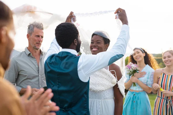 Feliz Pareja Afroamericana Sosteniendo Velo Sonriendo Durante Boda Día Boda —  Fotos de Stock