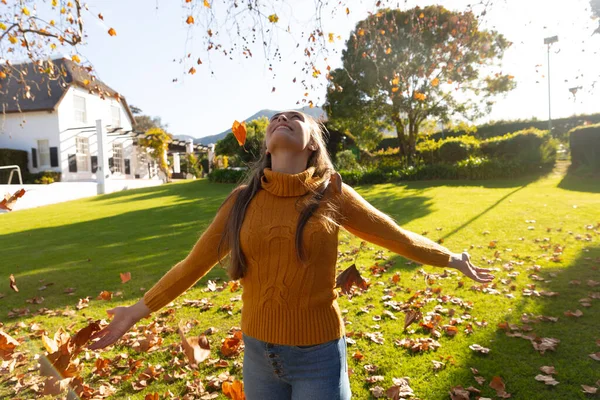 Šťastná Běloška Která Baví Házením Listí Slunné Podzimní Zahradě Domácí — Stock fotografie