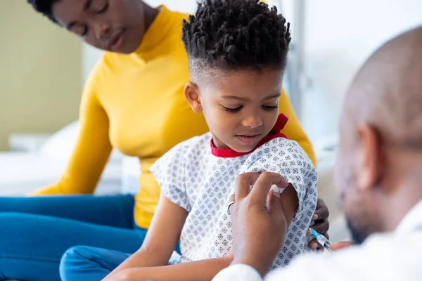 Afrikanisch Amerikanischer Arzt Impft Patientin Mit Mutter Krankenhaus Krankenhaus Medizinische — Stockfoto