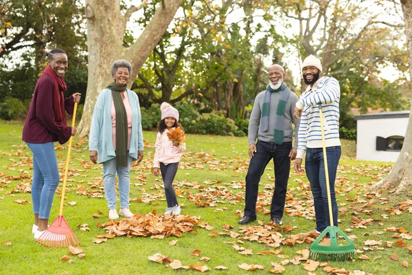 Obrázek Šťastné Africké Americké Vícegenerační Rodiny Šlehající Listy Podzimní Zahradě — Stock fotografie
