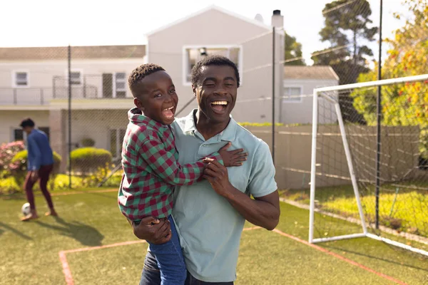 Feliz Afroamericano Padre Hijo Pasar Tiempo Juntos Jugar Fútbol Fuera —  Fotos de Stock