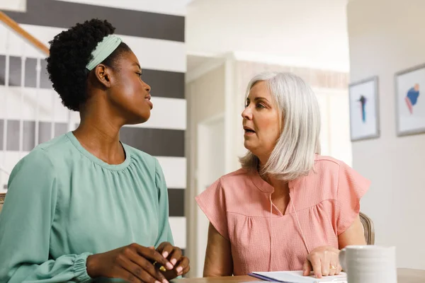アフリカ系アメリカ人女性財務顧問と話す上級白人女性 退職および包括的な概念 — ストック写真