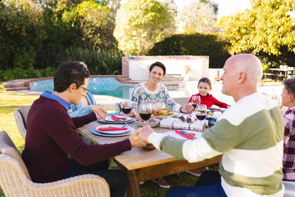 Familia Caucásica Pasando Tiempo Juntos Aire Libre Comiendo Pasar Tiempo —  Fotos de Stock