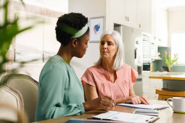 アフリカ系アメリカ人女性財務顧問と話す上級白人女性 退職および包括的な概念 — ストック写真