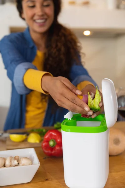 Glückliche Frau Die Der Küche Gemüseabfälle Kompostiert Inklusivität Freizeit Häuslichen — Stockfoto