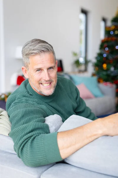 Portret Van Een Blanke Man Met Kerstmutsen Met Kerstmis Kerstmis — Stockfoto