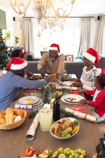 幸せなアフリカ系アメリカ人の家族が一緒に時間を過ごし クリスマスの食事をする垂直写真 クリスマス 家族の時間とお祝いの概念 — ストック写真