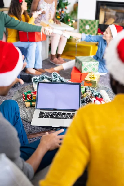 Pionowy Obraz Przyjaciół Świętujących Boże Narodzenie Wykonujących Rozmowy Wideo Laptopie — Zdjęcie stockowe
