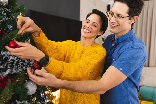 Kaukasiska Par Tillbringar Tid Tillsammans Dekorera Julgranen Jul Familjetid Och — Stockfoto
