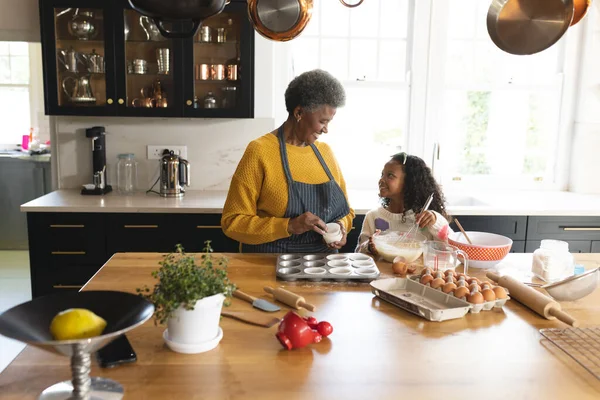 Bild Lycklig Afrikansk Amerikansk Barnmorska Och Barnbarn Baka Tillsammans Familj — Stockfoto
