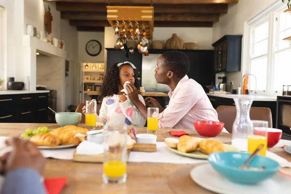 想象一下快乐的非洲裔美国女孩和妈妈一起吃早餐的情景 家庭与共同度过美好时光的概念 — 图库照片