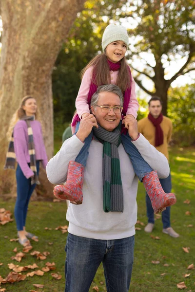 庭で祖父と幸せな白人の女の子の垂直画像 家族と一緒に質の高い時間を過ごすコンセプト — ストック写真