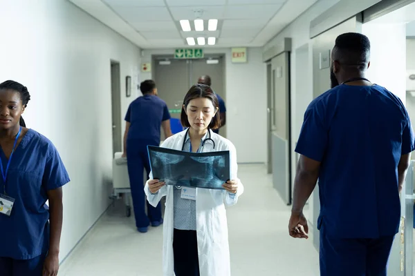 Aziatische Vrouwelijke Arts Bestudeert Röntgenfoto Staande Drukke Ziekenhuisgang Ziekenhuis Medische — Stockfoto