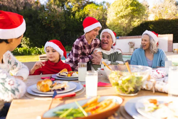 Familia Caucásica Pasar Tiempo Juntos Tener Árbol Navidad Jardín Navidad —  Fotos de Stock